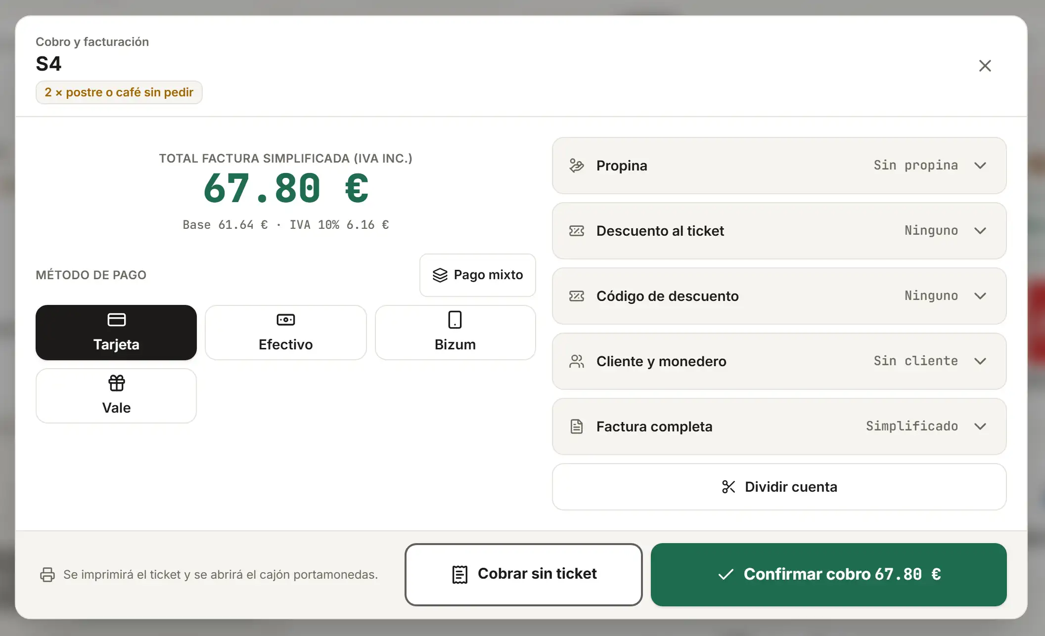 Pantalla de cobro de Mizu para la mesa S4: total de 67,80 € con el IVA desglosado, pago con tarjeta, efectivo, Bizum o vale, y opciones de propina, descuento, factura completa y dividir cuenta.