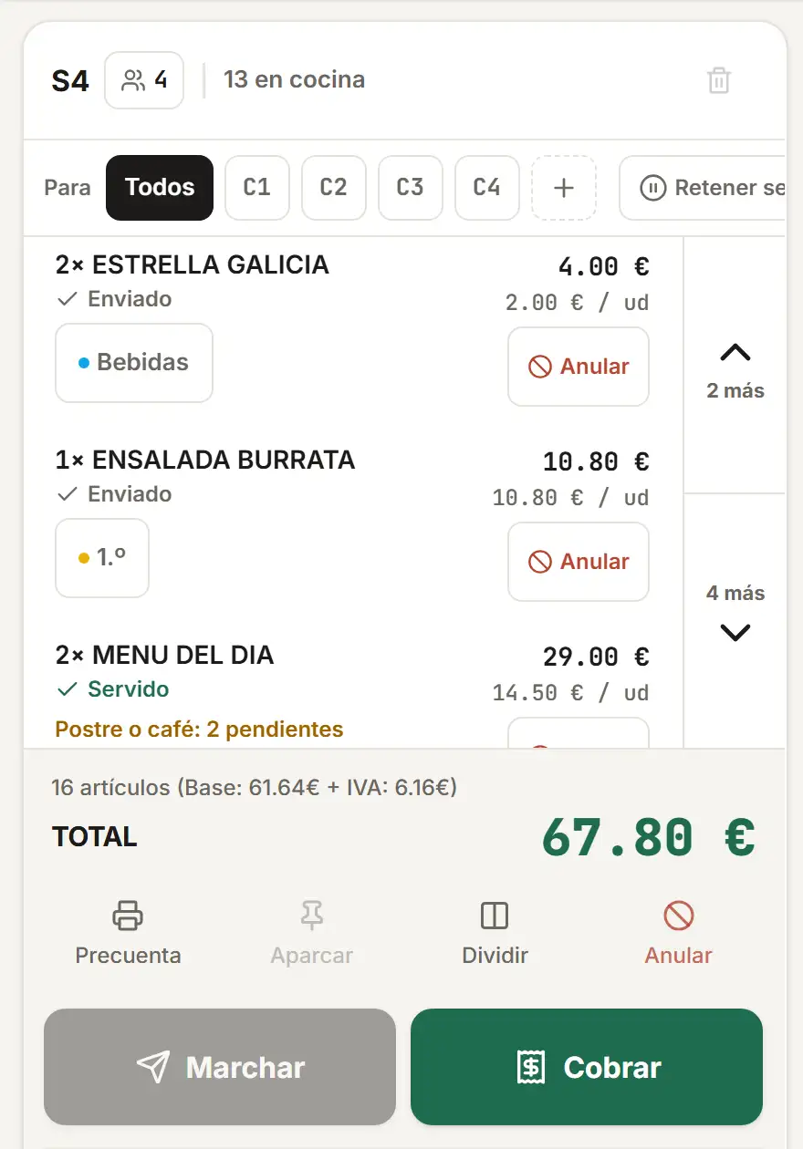 Cuenta de la mesa S4 en la caja de Mizu: platos enviados por pases (bebidas, primero), menús servidos con postre o café pendiente, total de 67,80 € y el botón Marchar.