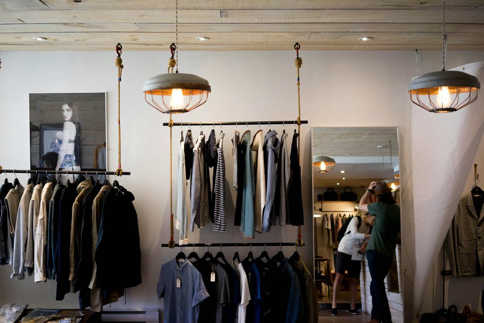 Interior de una tienda de ropa con perchas y prendas